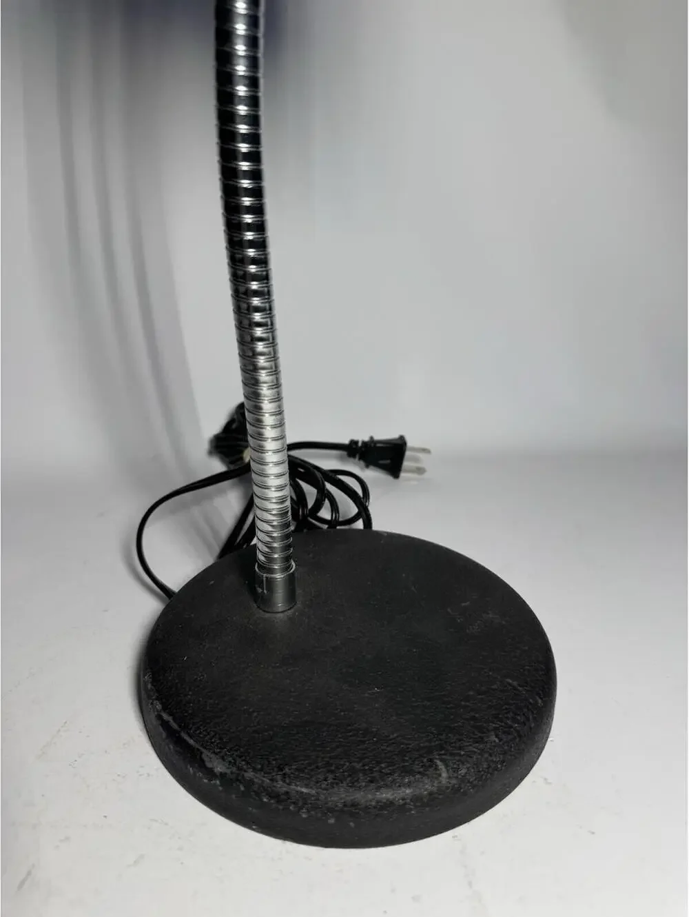 (RF) Vintage Adjustable Gooseneck Desk Lamp White Metal Shade Black Base Lamp